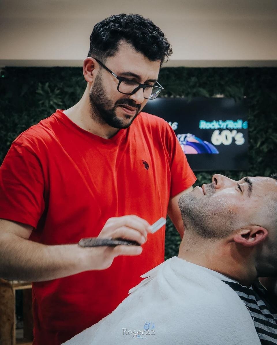 Emanuel Silva a cortar cabelo